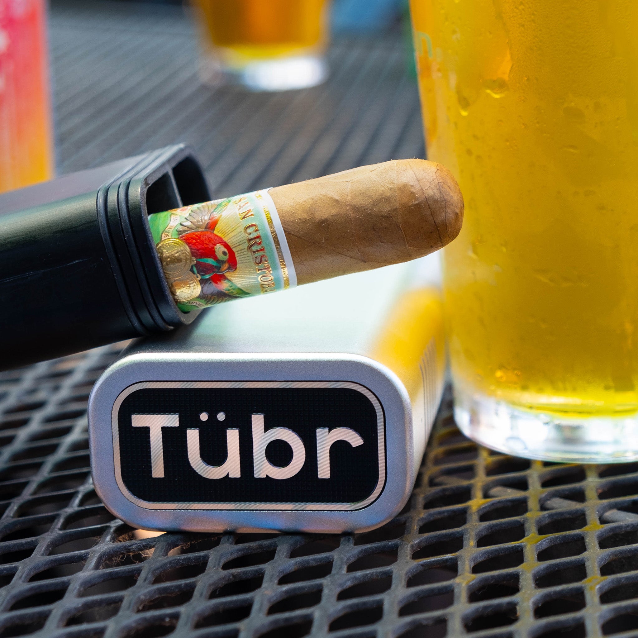 Gordo Alumen is perfect for a night out for drinks, a day on the golf course or hiking in the forest. Its airtight seal protects cigars against bad weather and changing humidity.