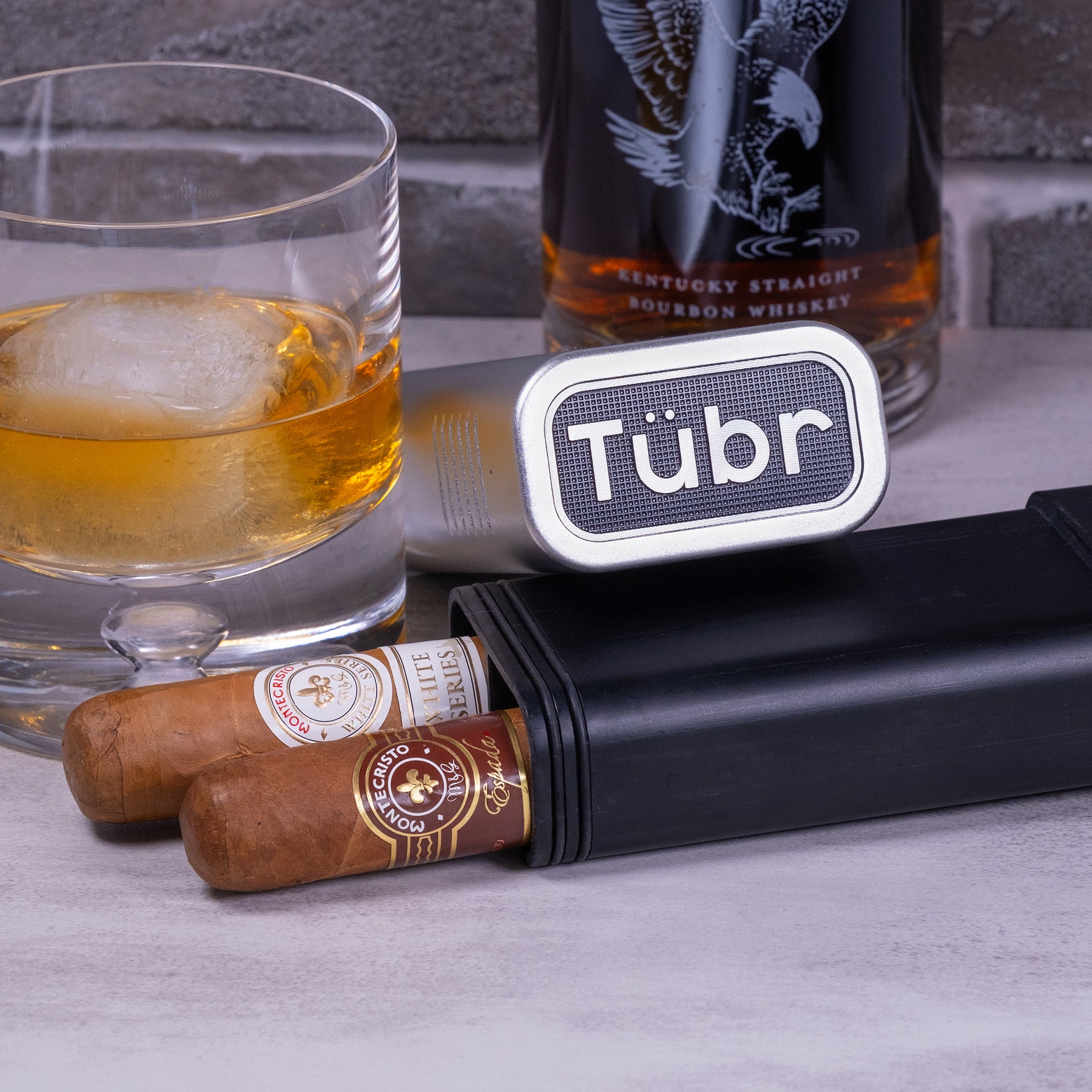 Gordo Alumen has a sleek, aircraft-grade anodized finish so it’s perfect for a dressy night out and rugged enough to handle any adventure. Your cigars will be fresh and protected.